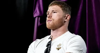 ¿Canelo o Santa Claus? El boxeador sorprende a su hija con auto de lujo