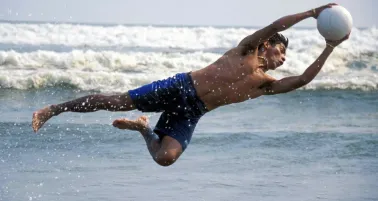 ¡A lo Inmortal! Jorge Campos entrena a su hijo en las playas de Acapulco