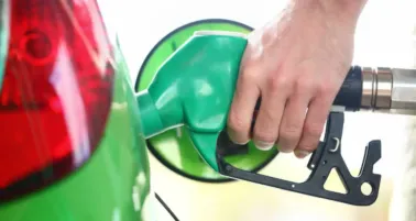 ¿Cuál es la mejor hora para cargar gasolina y ahorrar dinero?