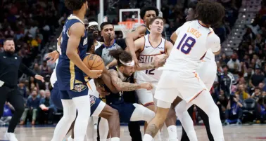 ¡Caos en la NBA! José Alvarado y Mark Williams intercambian golpes en pleno partido