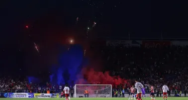 Camión de aficionados de Chivas fue agredido