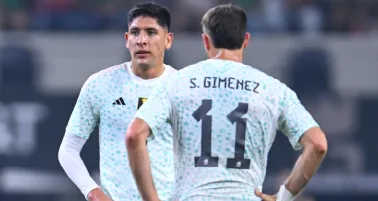 ¡En gran momento! Edson Álvarez supera a Santiago Giménez
