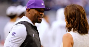 Vikings busca retener a Brian Flores