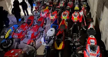 Descubren a exatleta con motos