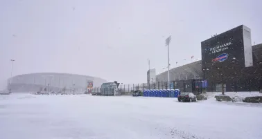 Los Buffalo Bills convocan a aficionados para palear nieve del Highmark Stadium