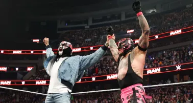 Penta y Rey Mysterio en el último Raw del 2025
