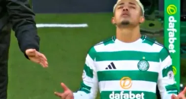 Julián Araujo debuta con Celtic en derrota ante Rangers