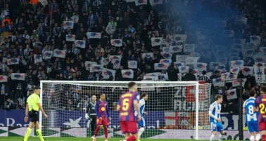 Aficionado del Barcelona es retirado del estadio tras infiltrarse en la zona del Espanyol