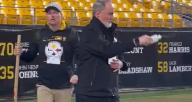 Sacerdote en estadio de Pittsburgh