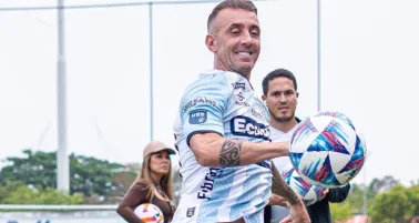 El jugador argentino hizo el oso durante su presentación con su nuevo equipo
