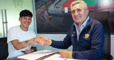 Morales en su firma de contrato con Pumas