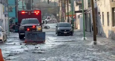VIDEO: Fuga de agua inunda calles de la GAM y desperdicia millones de litros
