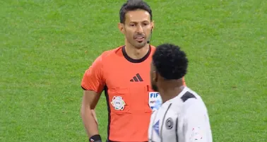 ¡Insólito! Futbolista escupe al árbitro y es obligado a regresar a la cancha para ser expulsado