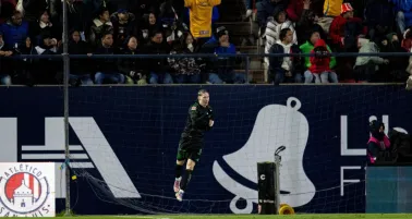 Flores anotó dos golazos para la victoria felina