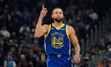 Stephen Curry hace tiro 'de otro planeta' y encesta desde el túnel rumbo al vestidor