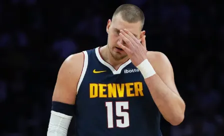 Nikola Jokic se lesiona la rodilla izquierda y sale cojeando de la cancha ante Miami