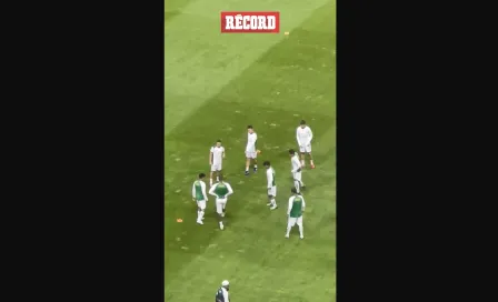 JAMES RODRÍGUEZ calentando junto a ANDRÉS GUARDADO