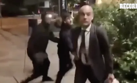 ¡Enloquecido! Pep Guardiola es interceptado por fan en la calle y así fue su reacción