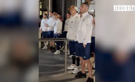 Martín Anselmi llora en serenata de afición a Cruz Azul