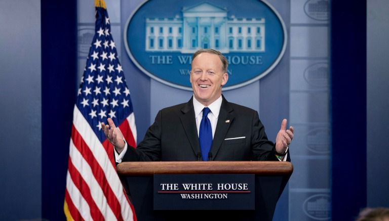 Sean Spicer ríe durante una rueda de prensa en la Casa Blanca