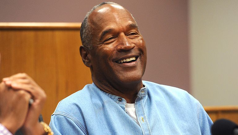 O.J. Simpson sonríe durante una audiencia