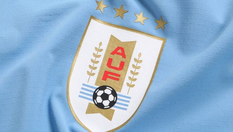 Selección de Uruguay deberá retirar dos estrellas de su escudo por  exigencia de la FIFA, Selecciones Nacionales