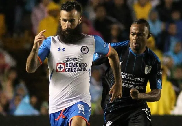 Crosas controla el esférico en el duelo contra Gallos