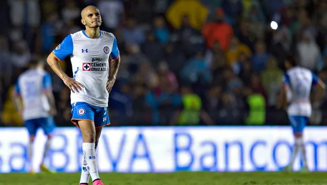 IMAGO7 Fabio Santos, en un duelo con Cruz Azul