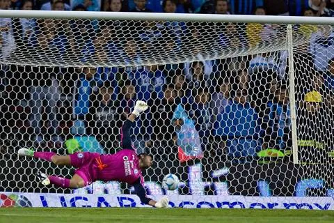 IMAGO7 Jesús Corona se lanza, pero no puede detener el balón