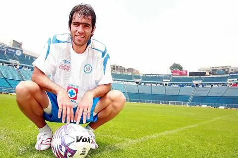 Chelito en el césped del Estadio Azul