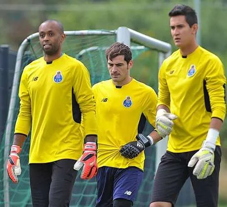 Gudiño acompaña a los porteros del Porto en una práctica