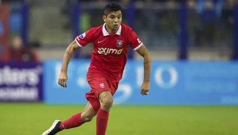 Corona persigue el esférico en partido del Twente