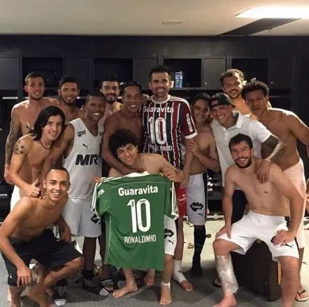 Ronaldinho visitó el vestuario del Atlético Mineiro