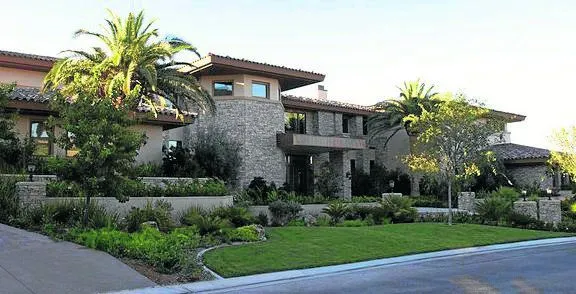 Así luce por fuera la casa de Floyd Mayweather Jr.