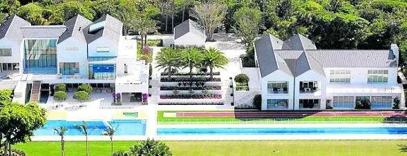 Vista de cerca de la casa de Tiger Woods