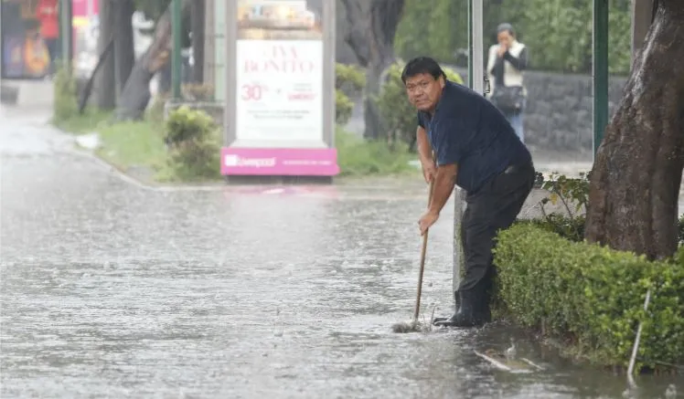 CIRO GUTIÉRREZ Un hombre intenta quitar el agua