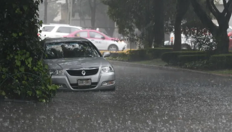 CIRO GUTIÉRREZ Un auto queda atrapado en una inundación