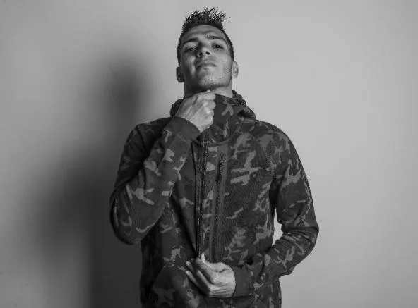 NIKE Raúl posa y luce confiado de alcanzar sus metas