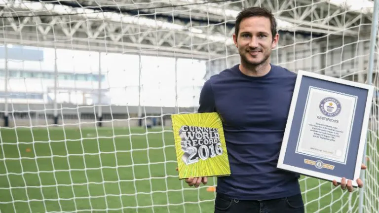 MANCHESTER CITY Lampard posa con los reconocimientos