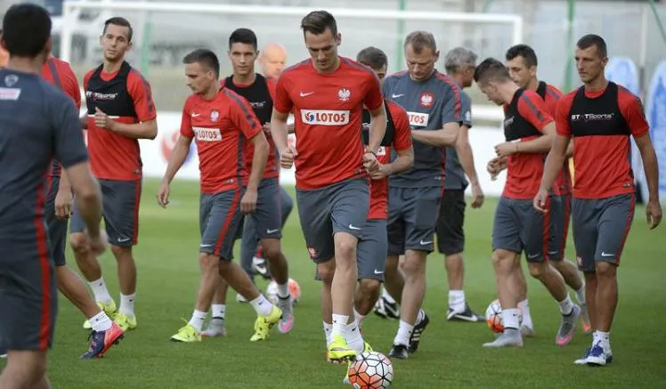 Jugadores de Polonia en práctica antes de enfrentar a Alemania