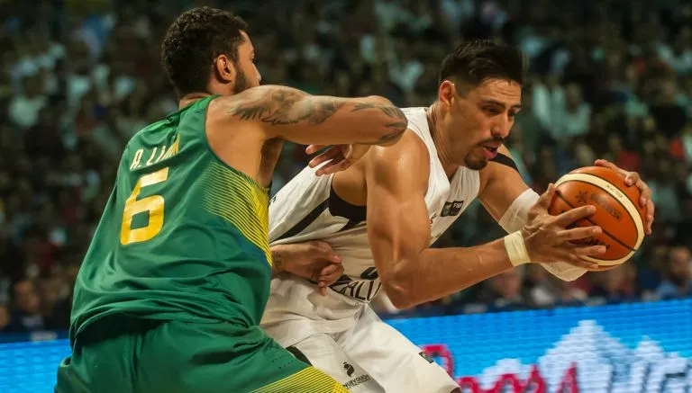 CÉSAR VICUÑA Áyón intenta pasar a un rival