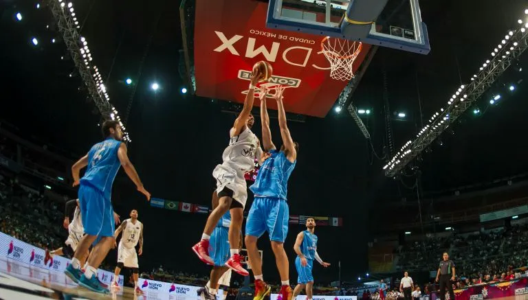 CÉSAR VICUÑA Momento en que un jugador mexicano hace una canasta