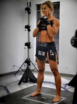 FELICE HERRIG Herrig posa con los guantes de UFC