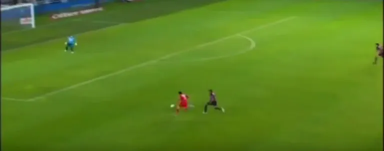 Herrera con balón controlado