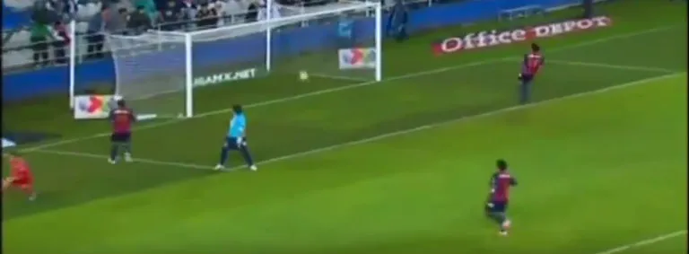 El balón se interna en la portería