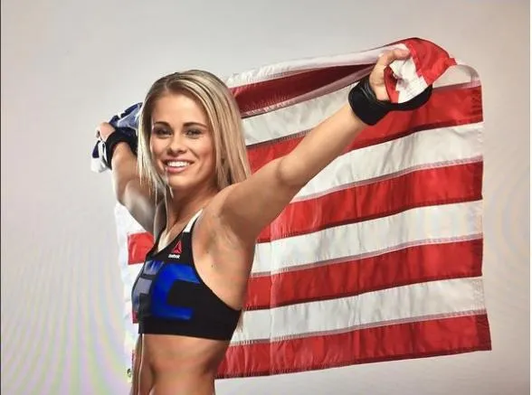 PAIGE VANZANT VanZant posa con la bandera de Estados Unidos