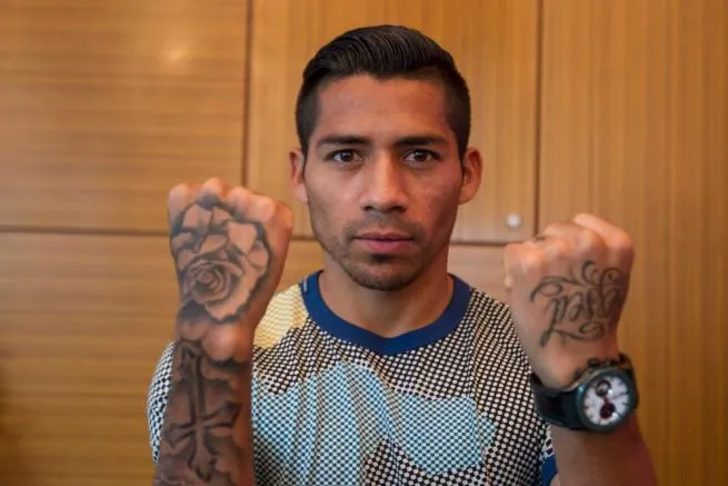 Javier Aquino enseña los tatuajes de sus manos