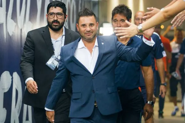 MEXSPORT El Turco saluda a los aficionados