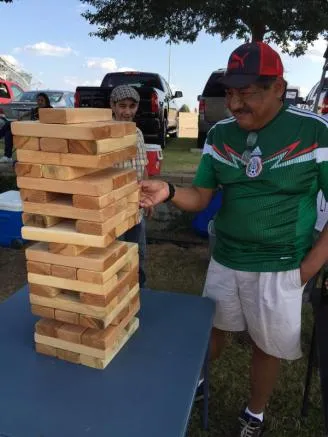 RENÉ UMANZOR Aficionado juego con 'jenga' gigante