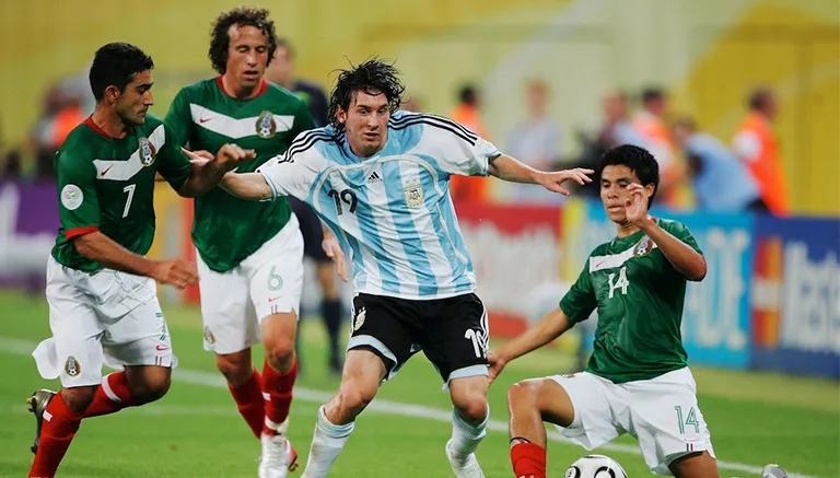 ESPECIAL Messi intenta quitarse a los jugadores mexicanos